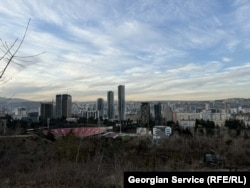 ილიას უნივერსიტეტის კორპუსების გარშემო უკვე არაერთი მაღალსართულიანი შენობა და ცათამბჯენია აშენებული.