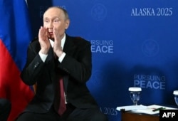 Путін реагує на запитання журналістів під час зустрічі із Дональдом Трампом в Анкориджі на Алясці. 15 серпня 2025 року