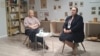 Былыя адвакаткі Алена Шынкарэвіч і Натальля Мацкевіч вядуць прэзэнтацыю кнігі «Адвакатскія гісторыі»