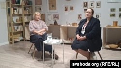 Былыя адвакаткі Алена Шынкарэвіч і Натальля Мацкевіч вядуць прэзэнтацыю кнігі «Адвакатскія гісторыі»