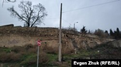 Старый больничный забор и подпорная стена на улице Шмидта