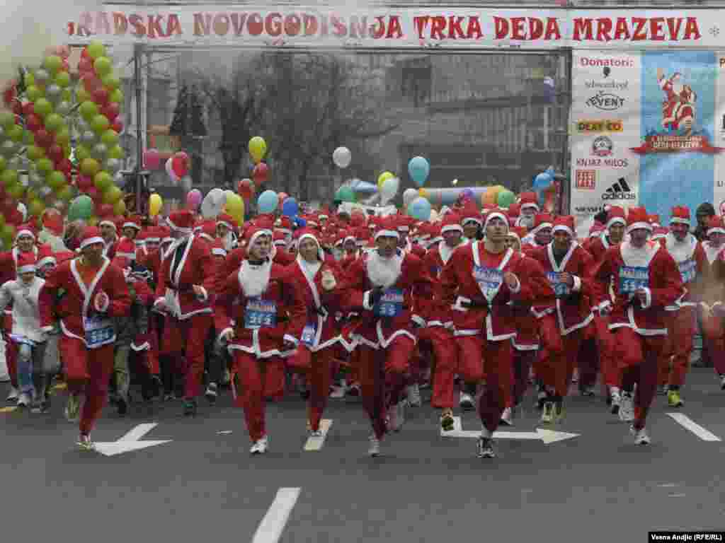 U Beogradu je održana, treća po redu, tradicionalna trka Deda Mrazova. Cela akcija ima humanitarni karakter, a ovogodišnji slogan bio je: ¨Verujem u Deda Mraza¨. 26.12.2010. Foto: Vesna Anđić 