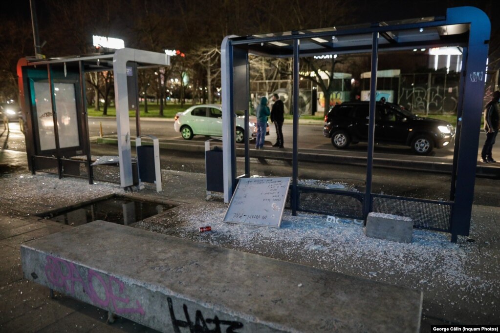 Розбите скло на зупинці після того, як протестувальники кидали каміння