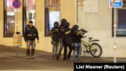 پولیس اتریش بعد از حمله در نقاط مختلف ویانا حضور دارند