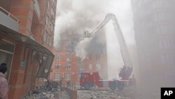 Tűzoltók dolgoznak egy találatot kapott lakóházban az orosz légitámadás után az ukrajnai Odesszában 2023. december 29-én