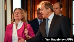 Russian Foreign Minister Sergei Lavrov (right) and his Austrian counterpart, Karin Kneissl (file photo)