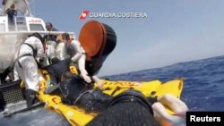 იტალიის სასაზღვრო დაცვის ძალები მიგრანტების გადარჩენის ოპერაციისას კუნძულ ლამპედუზის მახლობლად. ლამპედუზა ახლოსაა აფრიკის კონტინენტთან, საიდანაც მიგრანტები ზღვის საშუალებით ცდილობენ ევროპაში მოხვედრას. იტალიამ ალბანეთში მიგრანტების მისაღები ორი ცენტრი გახსნა.