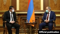 Премьер-министр Армении Никол Пашинян (справа) и лидер Нагорного Карабаха Араик Арутюнян, 8 апреля 2021 г.