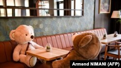 Plišani medvedi u hotelu u Prištini postavljeni radi sprovođenja mera socijalnog distanciranja.