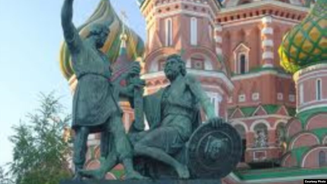 Мәскәү кирмәне каршында Кузьма Минин һәм Дмитрий Пожарский һәйкәле