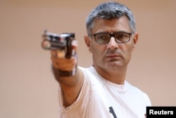 Yusuf Dikec, care a câștigat argintul în proba de pistol cu aer comprimat de 10 metri în echipă mixtă cu Sevval Ilayda Tarhan, este fotografiat în timpul unui antrenament în Ankara, Turcia, 8 august 2024.