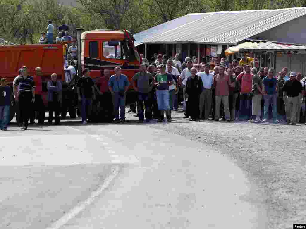 Srbi pored barikada na Jarinju, 16. septembar 2011