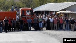 Lokalni Srbi okupljeni u blizini barikada kod prelaza Jarinje, 16. septembar 2011.