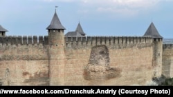 Частина обваленого муру Хотинської фортеці