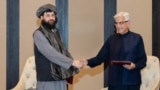 د افغان طالبانو دفاع وزير ملا محمد يعقوب مجاهد له خپل پاکستاني سيال خواجه محمد اصف سره د اوربند تر تړون وروسته روغبړ کوي. د نومبر ۱۹مې انځور