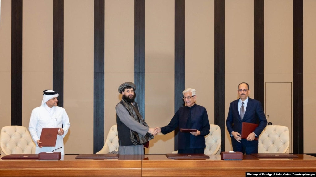 هیئت حکومت طالبان و پاکستان در حال امضای توافق آتشبس در قطر