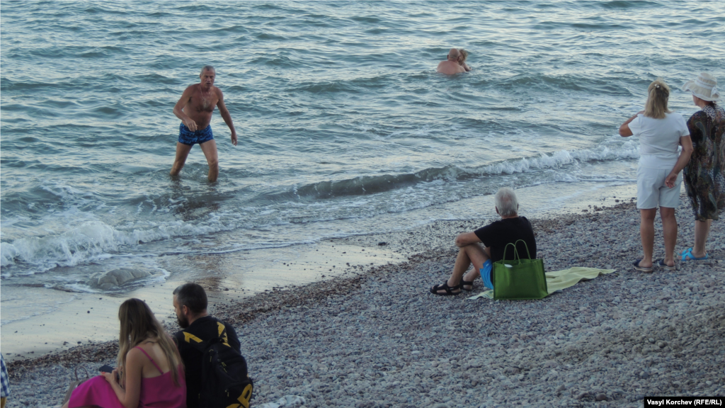 У морі вечорами купаються одиниці