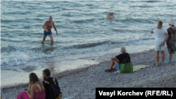 Пляж в Ялте в сентябре 2021 года, архивное фото