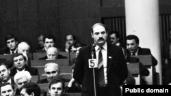  Дэпутат Аляксандар Лукашэнка ў Авальнай залі, 1991 год. Фота Ул. Сапагова