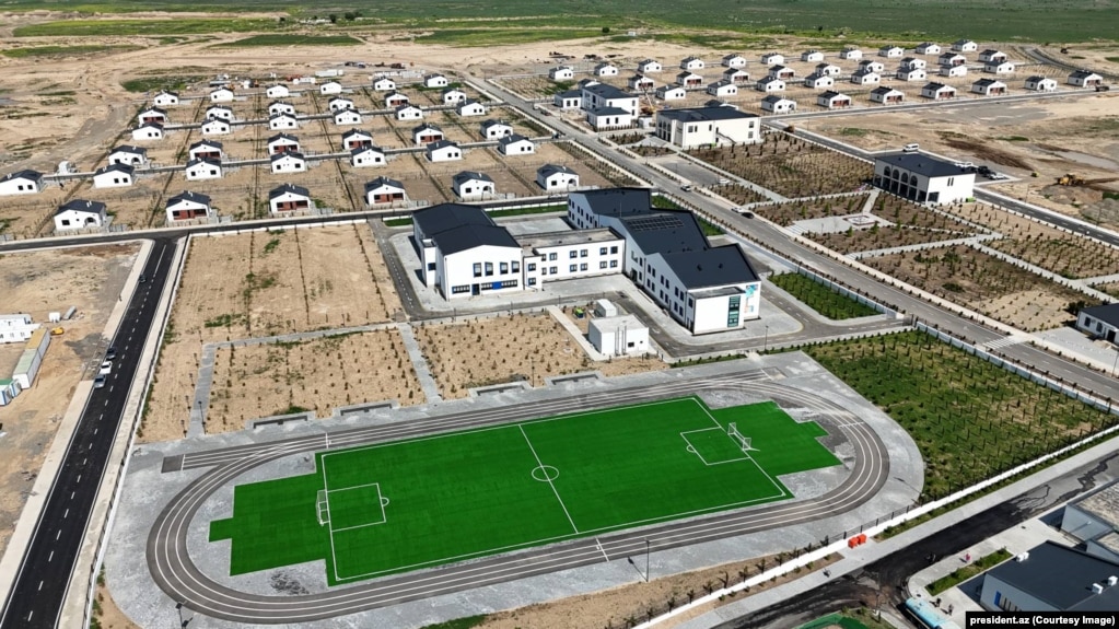 Një fshat në rrethin e Agdamit gjatë hapjes së tij zyrtare në maj të vitit 2025.