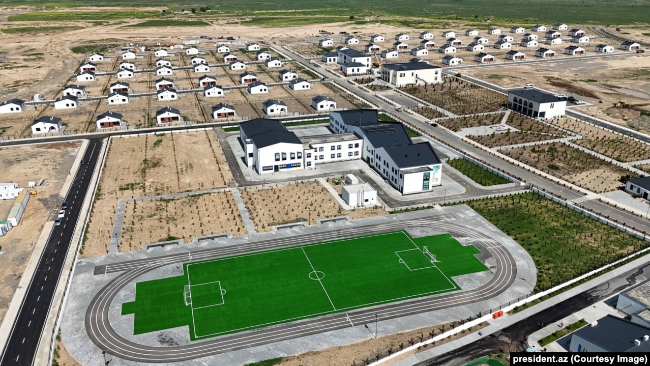 Një fshat në rrethin e Agdamit gjatë hapjes së tij zyrtare në maj të vitit 2025.