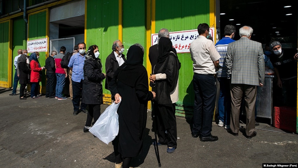 صف خرید مرغ در یکی از محلات تهران در شانزدهم فروردین ۱۴۰۰