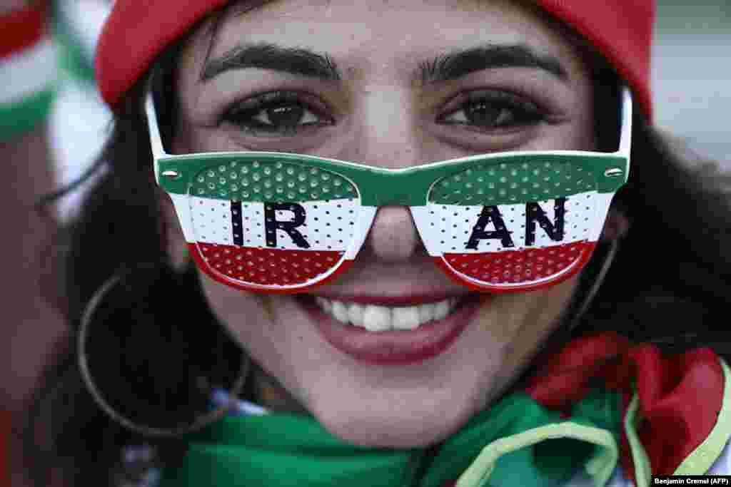 هوادار تیم ایران پیش از بازی ایران و اسپانیا؛ تیم ملی پس از کسب چهار امتیاز، یک تساوی در برابر پرتغال و برد در برابر مراکش، به خانه بازگشت.