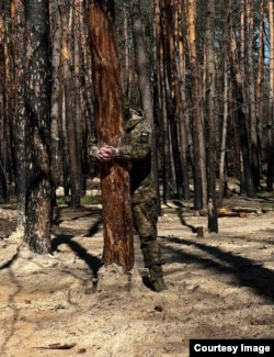Фото так званого «дерева правди» і прив'язаного до нього військовослужбовця. На шевроні на рукаві форми можна упізнати шеврон з символікою 225-го ОШП. Фото надане співрозмовниками Донбас Реалії
