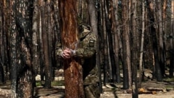 Так зване «дерево правди» і прив'язаний до нього військовослужбовець – фото надане співрозмовниками Донбас Реалії