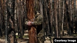 Так зване «дерево правди» і прив'язаний до нього військовослужбовець – фото надане співрозмовниками Донбас Реалії