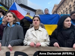 Акція до четвертої річниці авіаудару по драмтеатру у Маріуполі. Анастасія Сігнаєва по цетру, Прага, 16 березня 2026 року