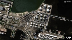 Fum care se ridică din terminalul petrolier din Sankt Petersburg, în nord-vestul Rusiei, pe 3 iunie, în urma unei lovituri ucrainene cu dronă.