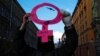Feminista aktivista egy nőnapi demonstráción Szentpéterváron 2021. március 8-án.
