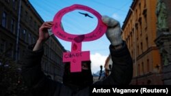 Feminista aktivista egy nőnapi demonstráción Szentpéterváron 2021. március 8-án.
