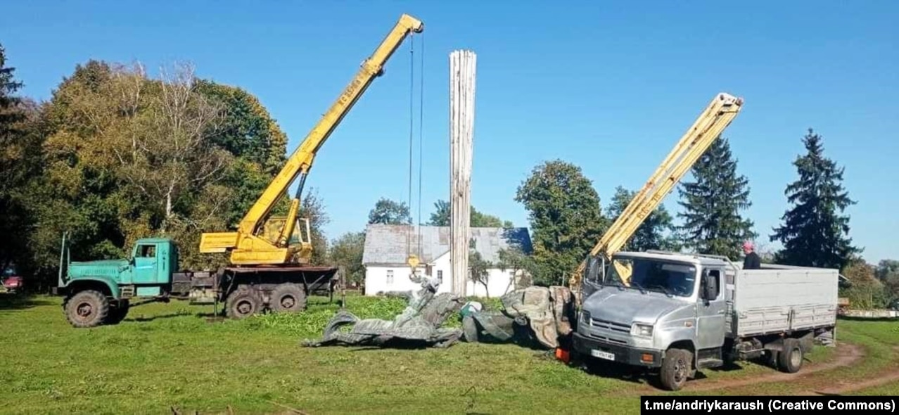 Під час знесення пам’ятника радянському письменнику Миколі Островському в селі Вілія на Рівненщині. 10 жовтня 2024 року