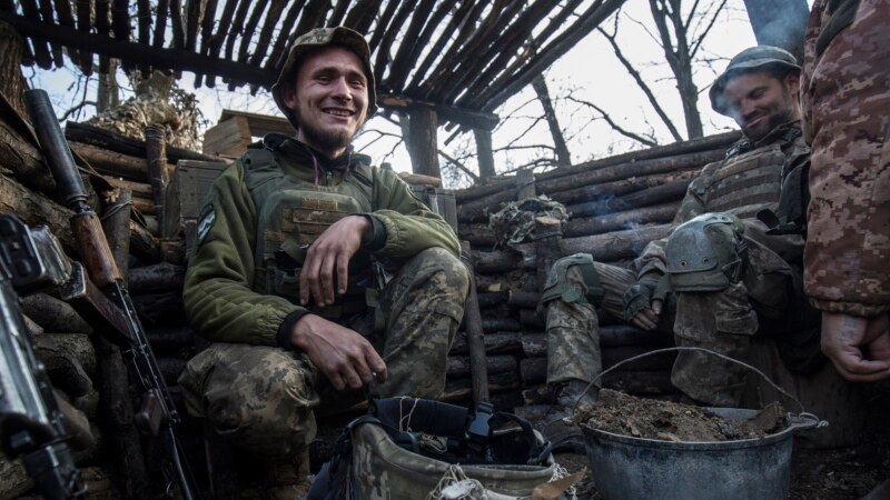 «Тут всегда весело». Как украинские военные реагируют на обстрелы боевиков на Донбассе (видео)