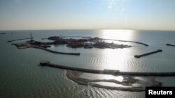 Искусственные острова на нефтяном месторождении Кашаган в Каспийском море. Октябрь 2013 года.