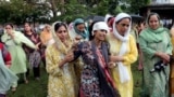 مادر و بستگان یک کودک ۱۳ ساله که در تیراندازی‌های اخیر در خط کنترل تحت ادارۀ هند کشته شد.