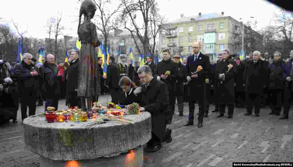 Президент Петро Порошенко із дружиною, прем&#39;єр Арсеній Яценюк, екс-президенти покладають квіти до меморіалу жертвам Голодомору