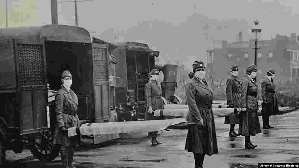 Žene sa nosilima u St. Louisu, Missouri u oktobru 1918. Medicinsko osoblje i vatrogsci u&nbsp;​Massachusettsu, pomažu u prevozu pacijenata oboljelih od COVID-19, 21. april 2020. &nbsp; 