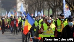 Sute de polițiști români au mărșăluit pe 23 februarie 2021 în semn de protest față de măsurile de austeritate planificate care au în vedere înghețarea salariilor în sectorul public.