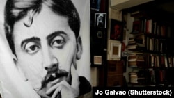 Un afiș cu portretul lui Marcel Proust în anticariatul Desculpe a Poeira, Sao Paolo, Brazilia, 30 ianuarie 2019.