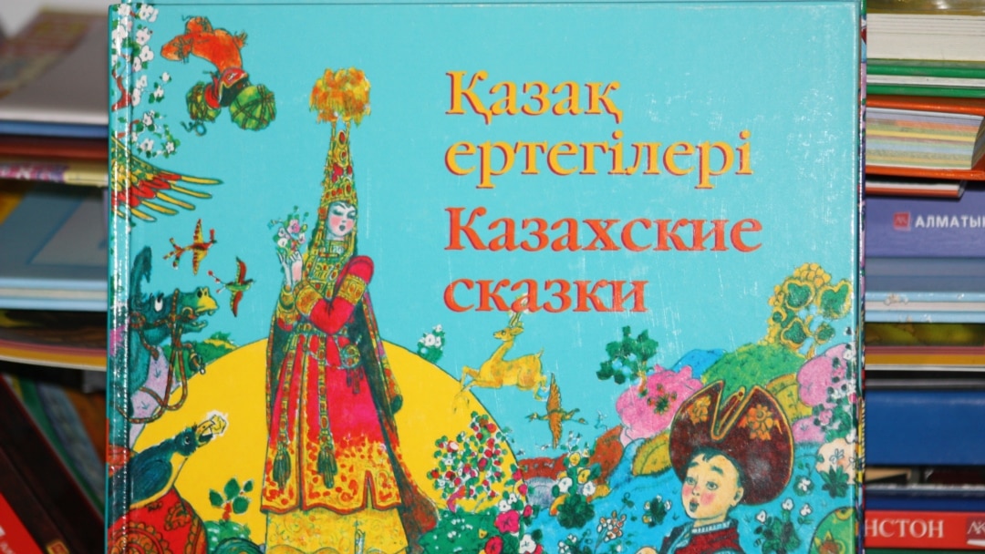 Ол анасын сипалап жатыр