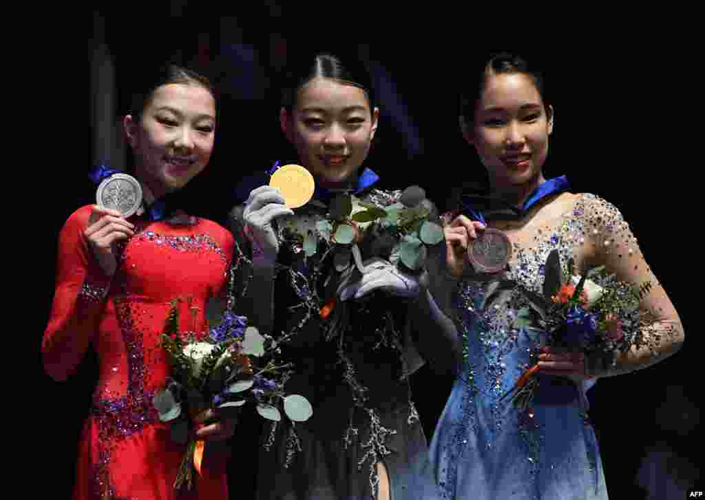 Медалистки турнира Элизабет Турсынбаева (слева) и японские фигуристки Рика Кихира, взявшая золото (в центре), и Мая Михара.&nbsp; Анахайм, США, 8 февраля 2019 года.