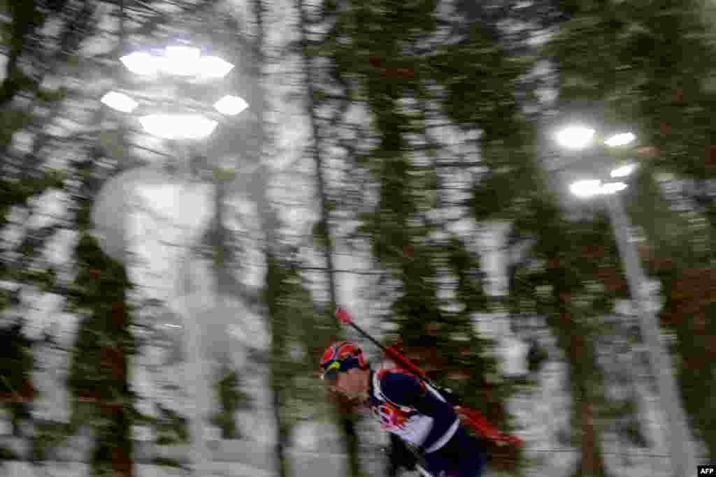 Norway&#39;s Ole Einar Bjoerndalen competes in the men&#39;s biathlon 15-kilometer mass start. (AFP/Kirill Kudryavtsev)