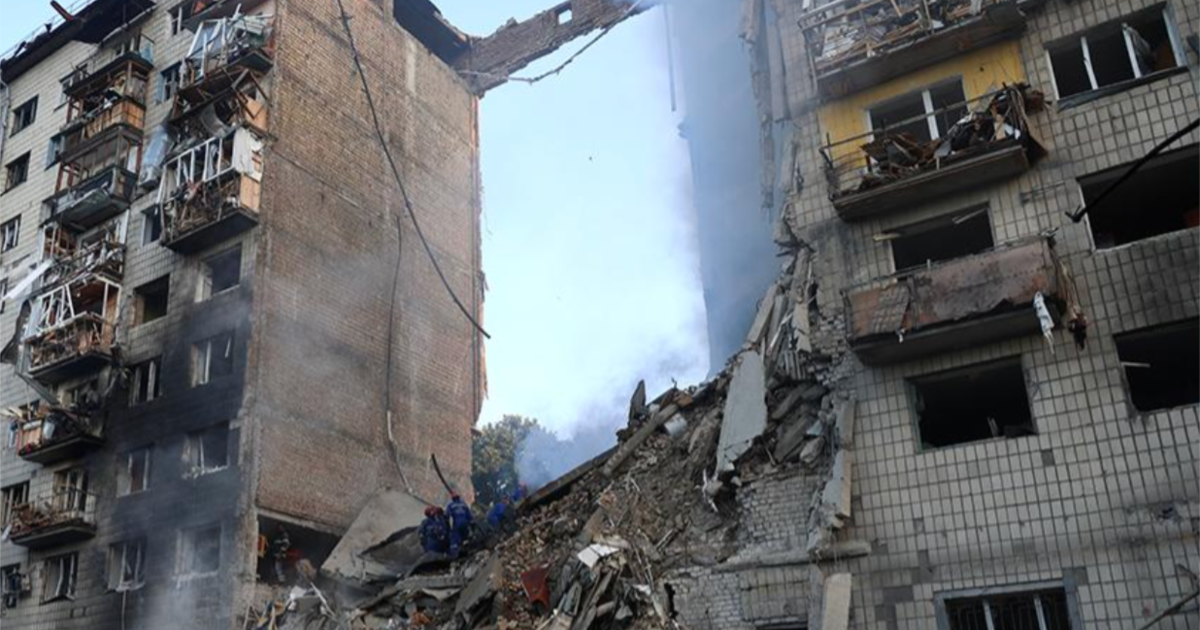 სულ მცირე 14 ადამიანი დაიღუპა კიევზე რუსეთის მასირებული შეტევის შედეგად