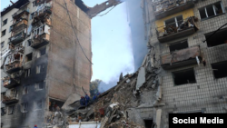 კიევზე რუსეთის მასირებული შეტევის შედეგად დანგრეული სახლი. 2025 წლის 17 ივნისი