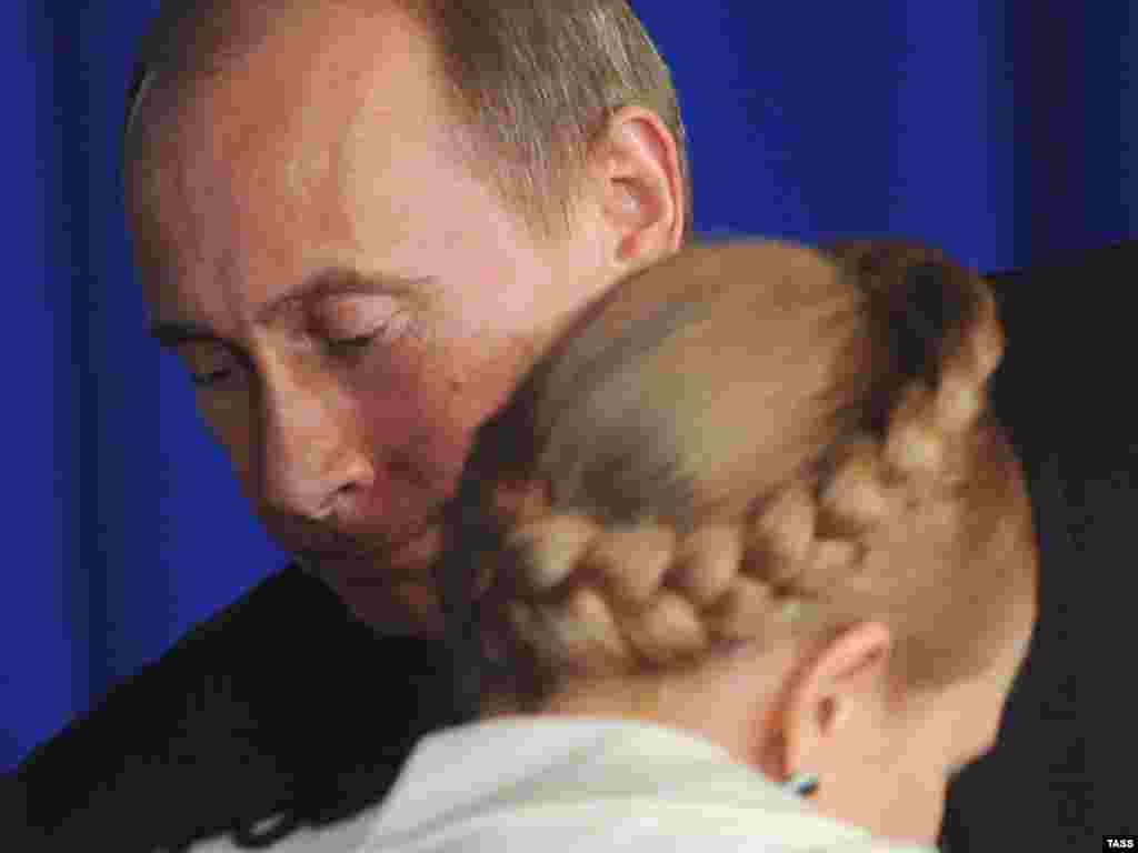 Rusija - Premijerka Ukrajine u Moskvi - Yulia Timoshenko i Vladimir Putin, premijeri Ukrajine i Rusije, razgovarali su u Moskvi o ¨ekonomskoj suradnji¨. Iza ove fraze krije se strateška bitka za Ukrajinu izmedju Rusije i EU. 