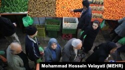 قیمت انواع میوه و سبزیجات در ماه اردیبهشت امسال نسبت به مدت مشابه پارسال بیش از ۱۱۲ تا ۱۳۶ درصد افزایش نشان می‌دهد.