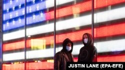 مردم برای تماشای نتایج انتخابات ریاست‌جمهوری در نمایشگر میدان تایمز در نیویورک انتظار می‌کشند، ۴ نوامبر ۲۰۲۰